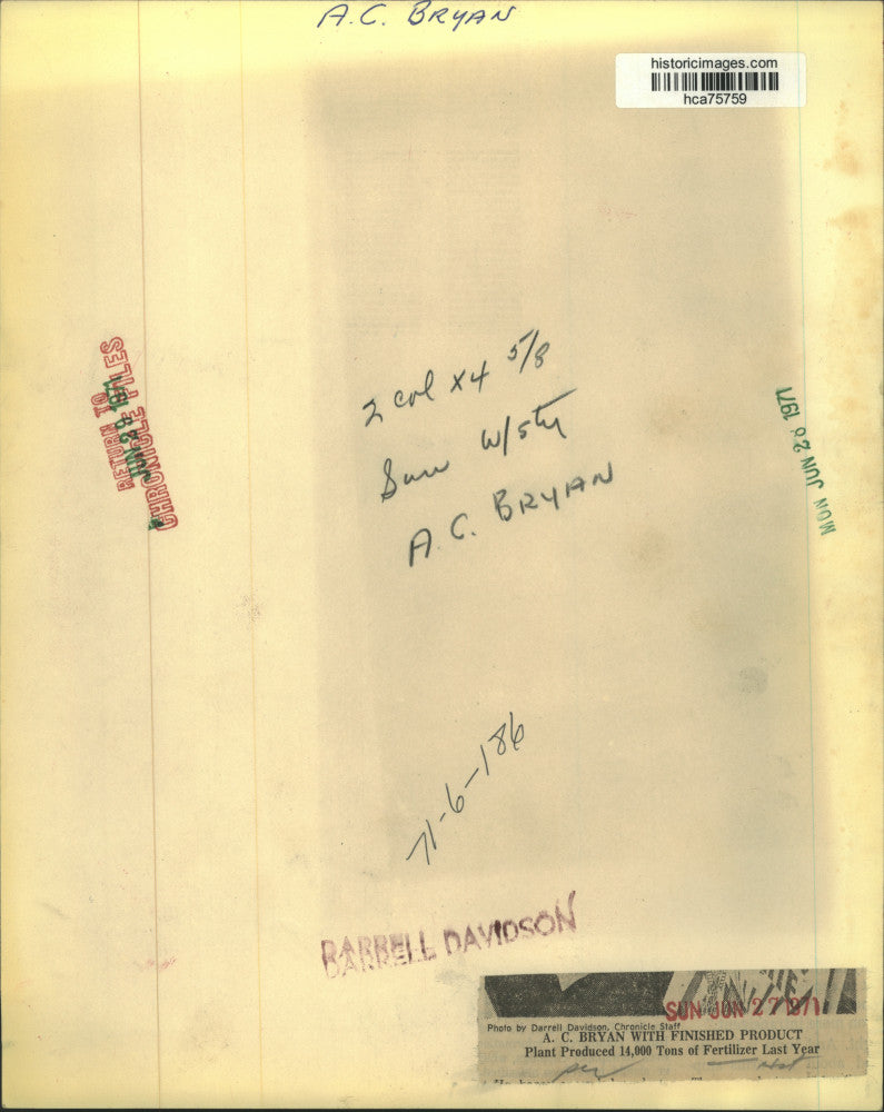 1971 Press Photo A. C. Bryan with bag of fertilizer - hca75759