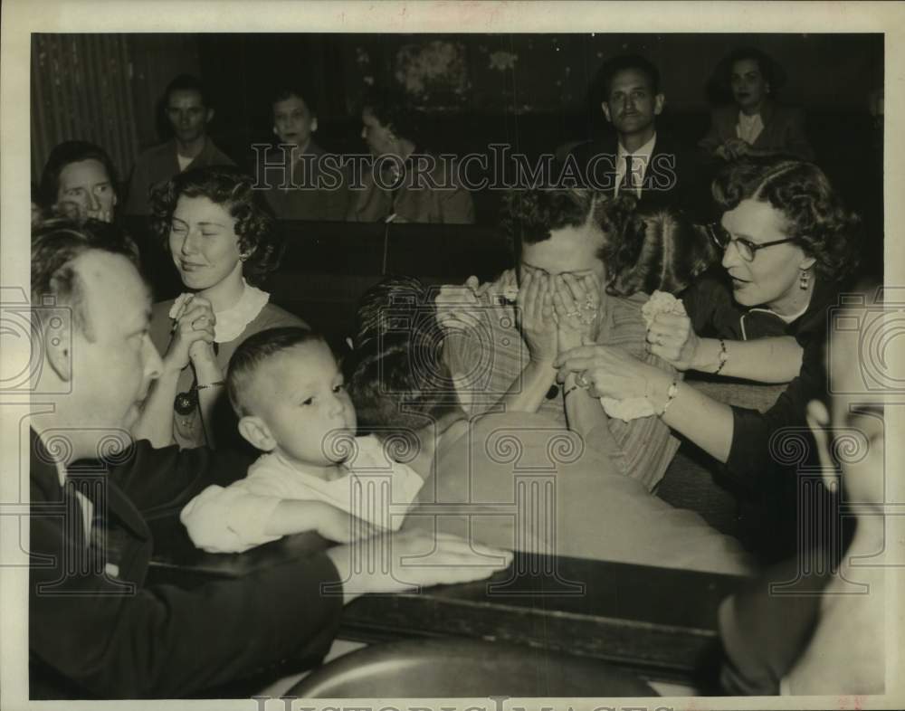 1956 Press Photo Wife weeps; L.A. Bratton, former market master, freed