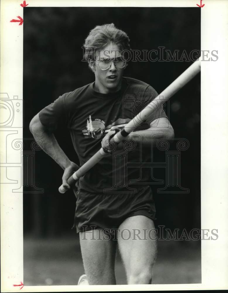 1985 Press Photo John Autenreith speeds to a pole vault attempt - Memorial High- Historic Images