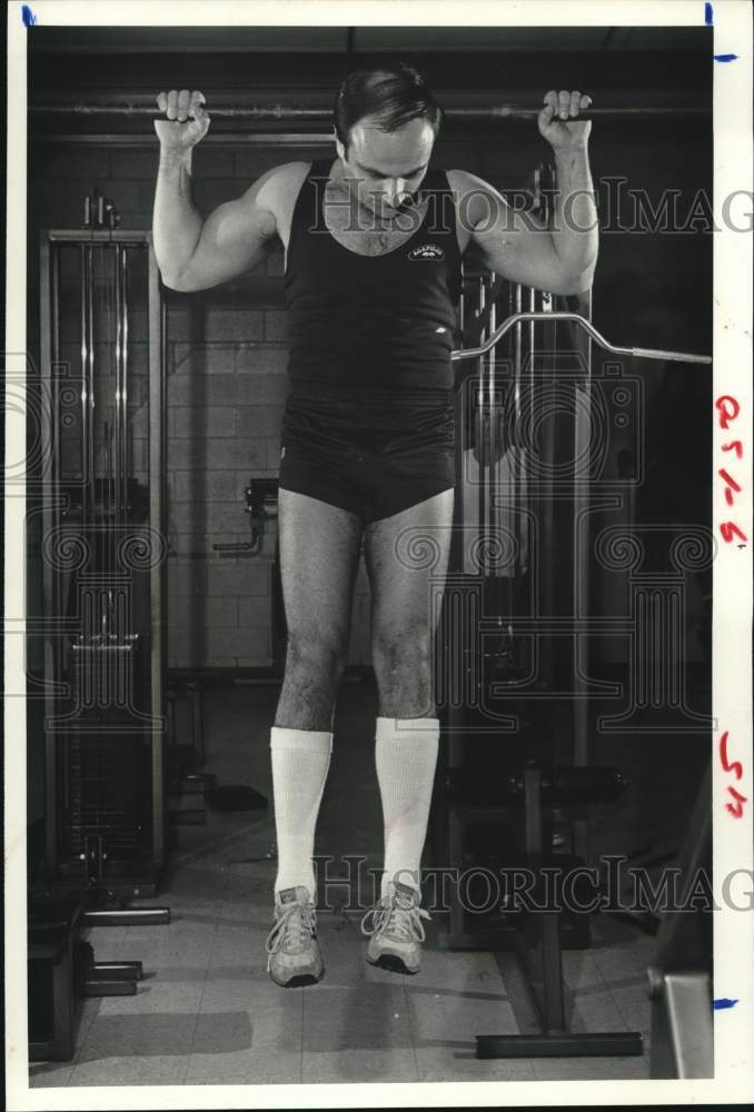1981 Press Photo Walter Aymen works out in gym - hca76413- Historic Images