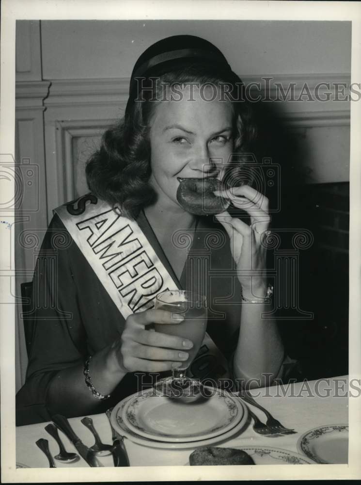 1953 Press Photo Evelyn Margaret Ay, Miss America of 1954, at breakfast