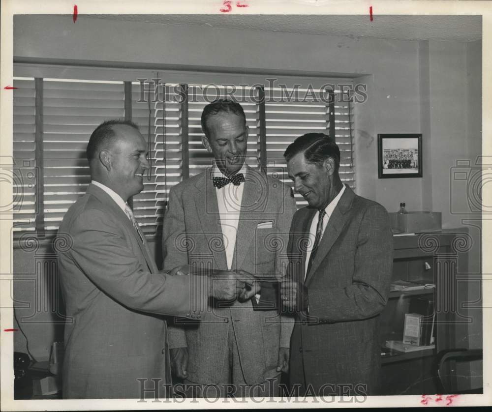 1955 Press Photo Pasadena Chief of Police Vareece Berry with others - hca77048