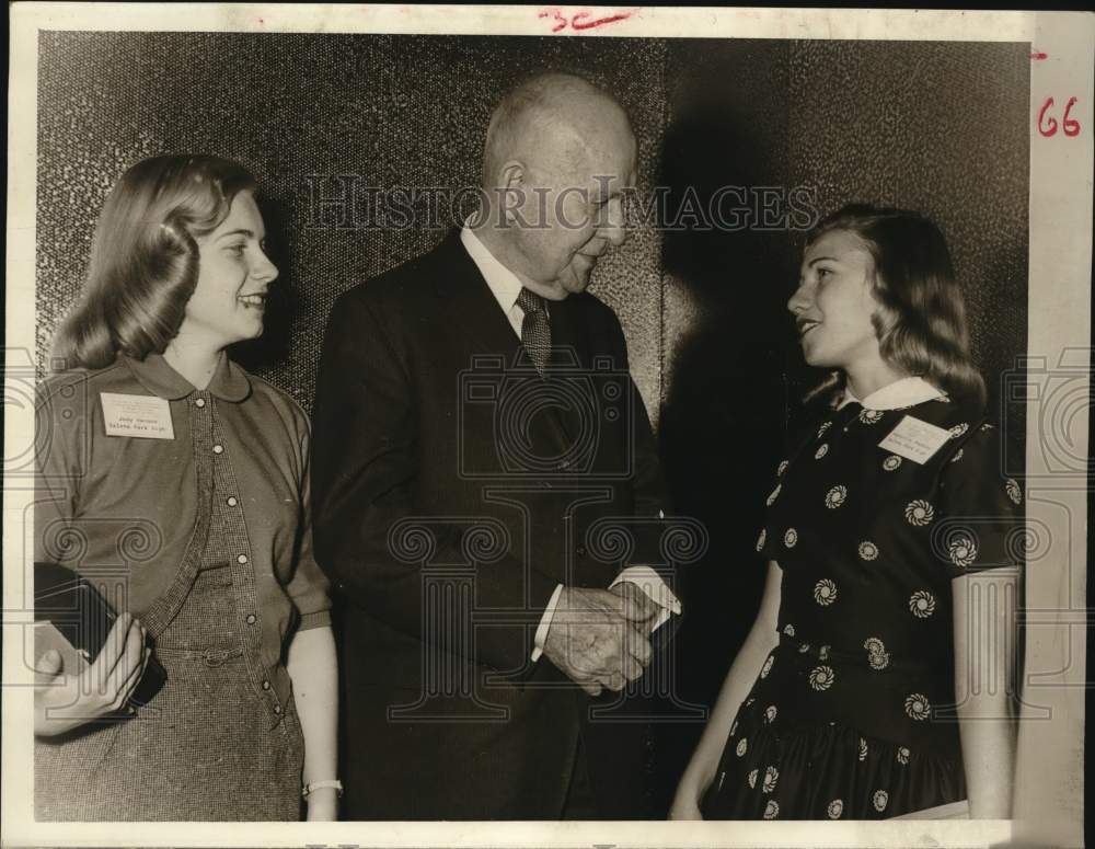 1958 Press Photo Houston attorney Jesse Andrews talking with two young girls, TX
