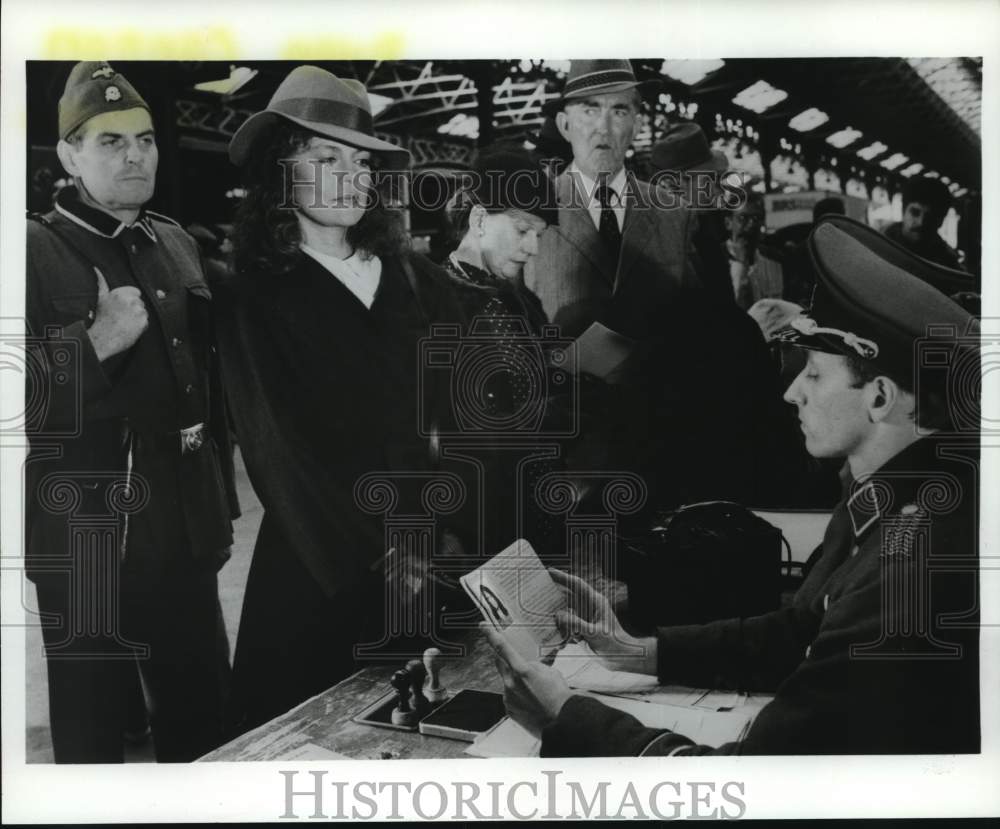 1985 Press Photo Actress Dyan Cannon gets passport checked in movie scene- Historic Images