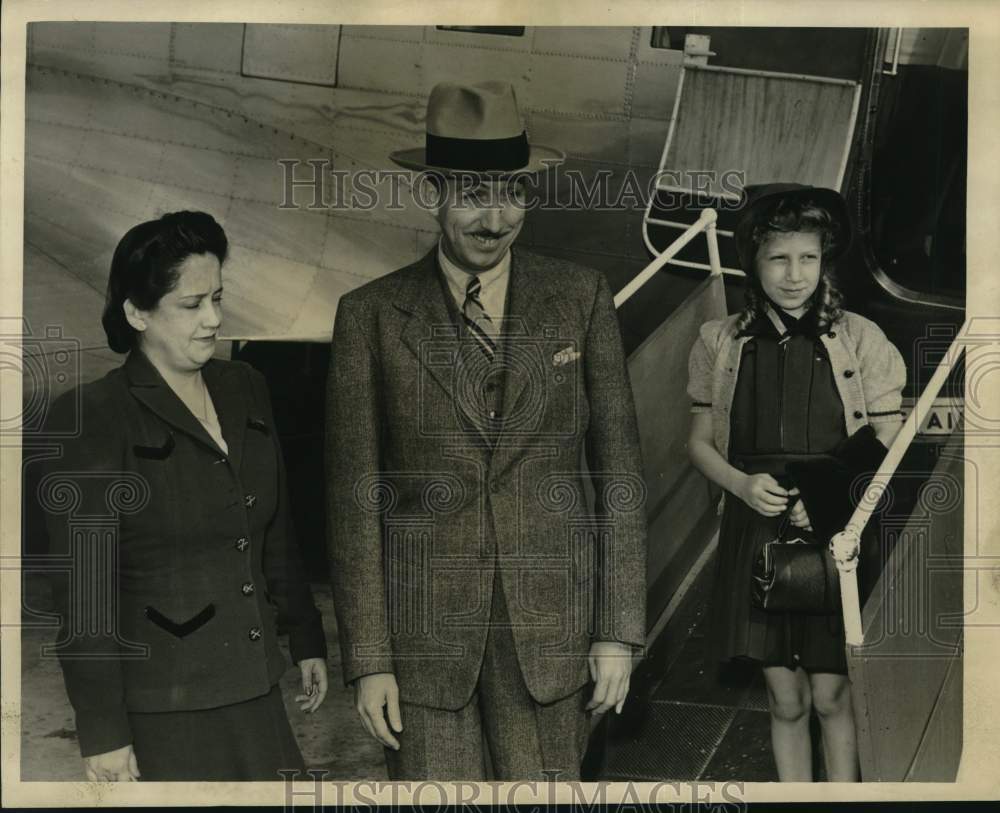 1944 Press Photo Miguel Aleman, head of Mexico Department of Interior, & family