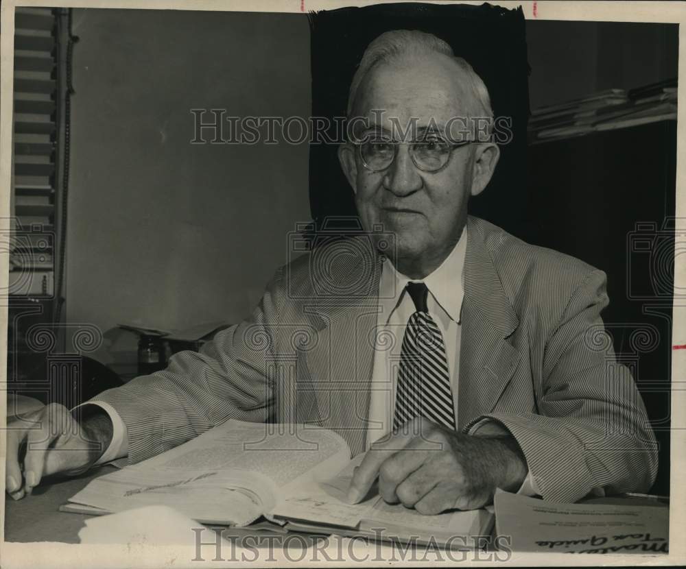 1950 Press Photo A.E. Amerman reads at desk - hca77353
