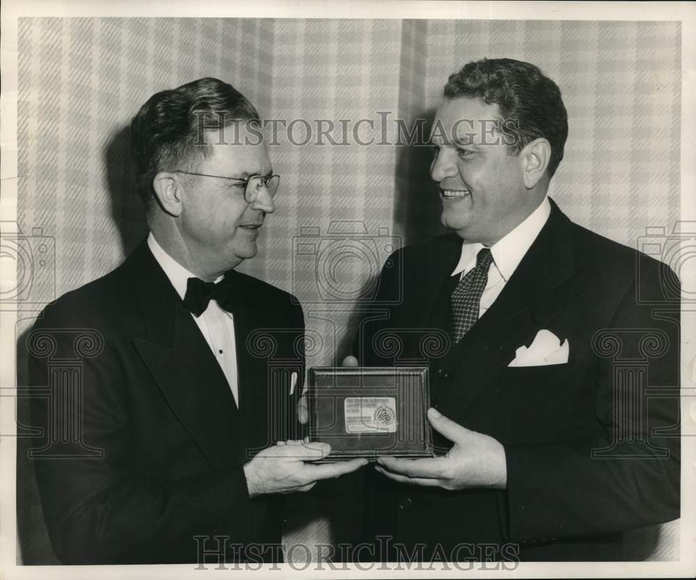 1952 Press Photo Dr. S.S. Arnim with Thomas Hinman plaque from Dr. R.D. Robinson