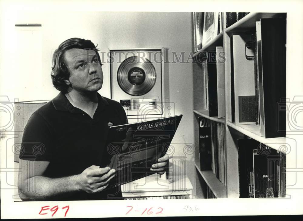 1983 Press Photo Stephen Aechternacht selects album; Houston Symphony- Historic Images