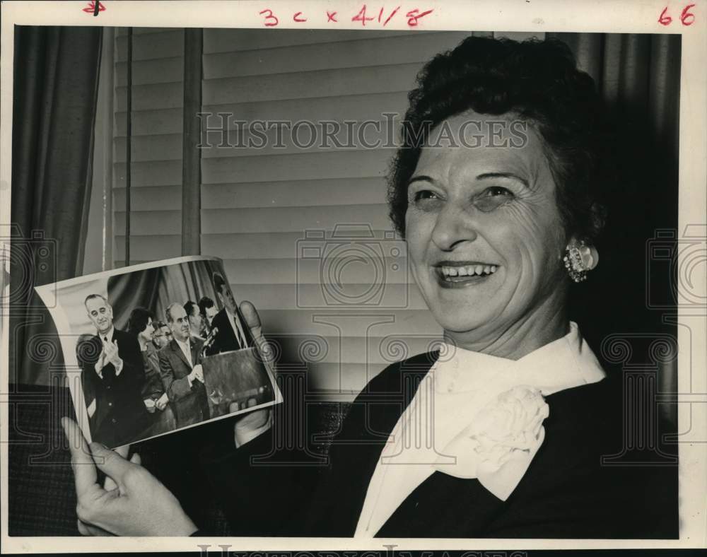 1960 Press Photo Dorothea Askew with photo of cousin, Senator Lyndon B. Johnson