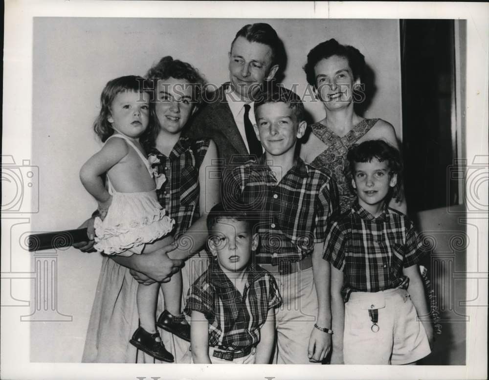 1960 Press Photo Povl Bang-Jensen, UN staff member, poses with wife and children