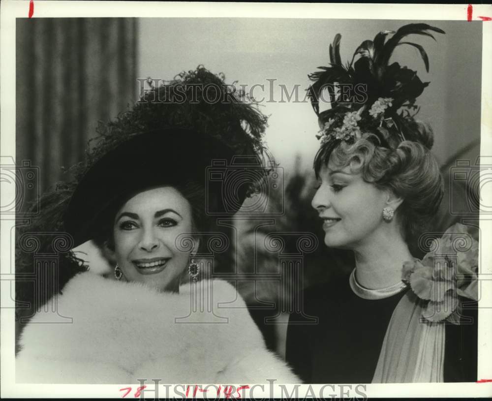 1985 Press Photo Actresses Elizabeth Taylor &amp; Jane Alexander in production scene- Historic Images