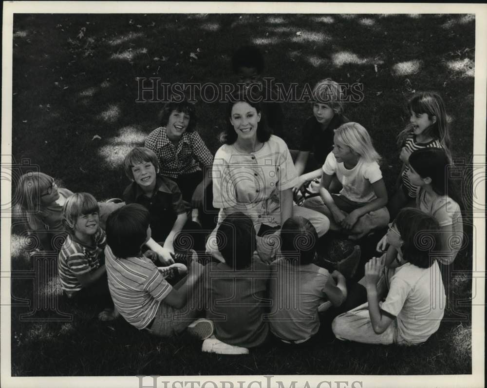 1978 Press Photo Actress Jane Alexander sits with children on grass - hca77578- Historic Images