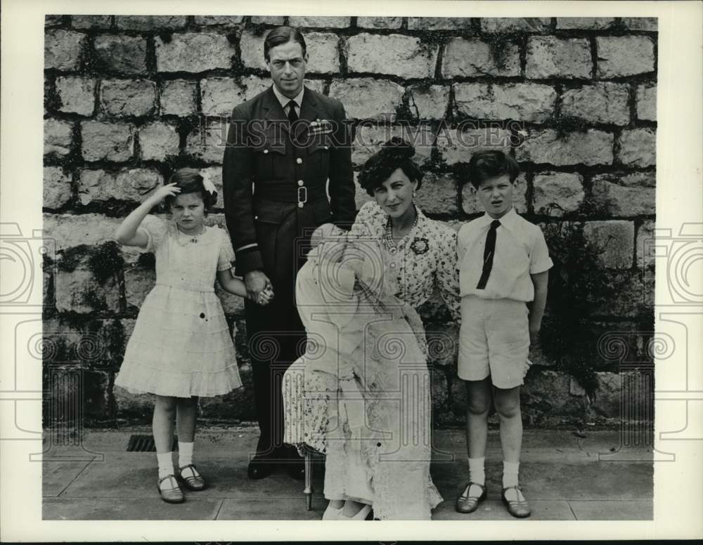 1956 Press Photo The Duke of Kent with His Wife and Children - hca77606
