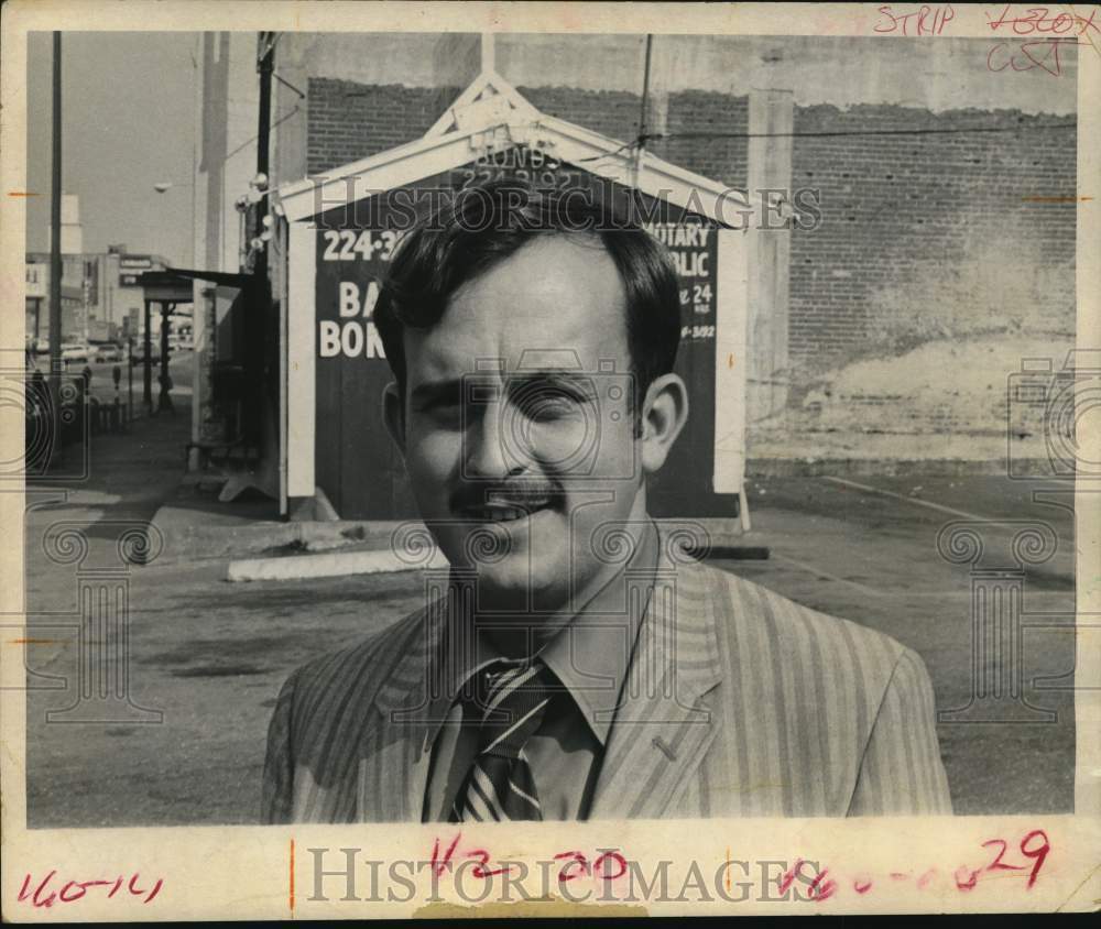 1971 Press Photo Harris County's Ornamental Horticulturist William D. Adams