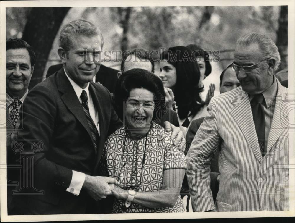 1971 Press Photo Gov. Ben Barnes hugs Mrs. Lyndon B. Johnson at dedication; TX