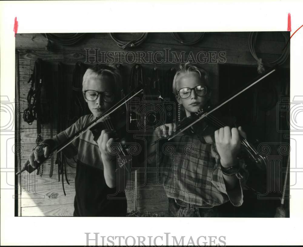 1991 Press Photo Twins, Elia and Tyson Carver play fiddle together - hca77795- Historic Images