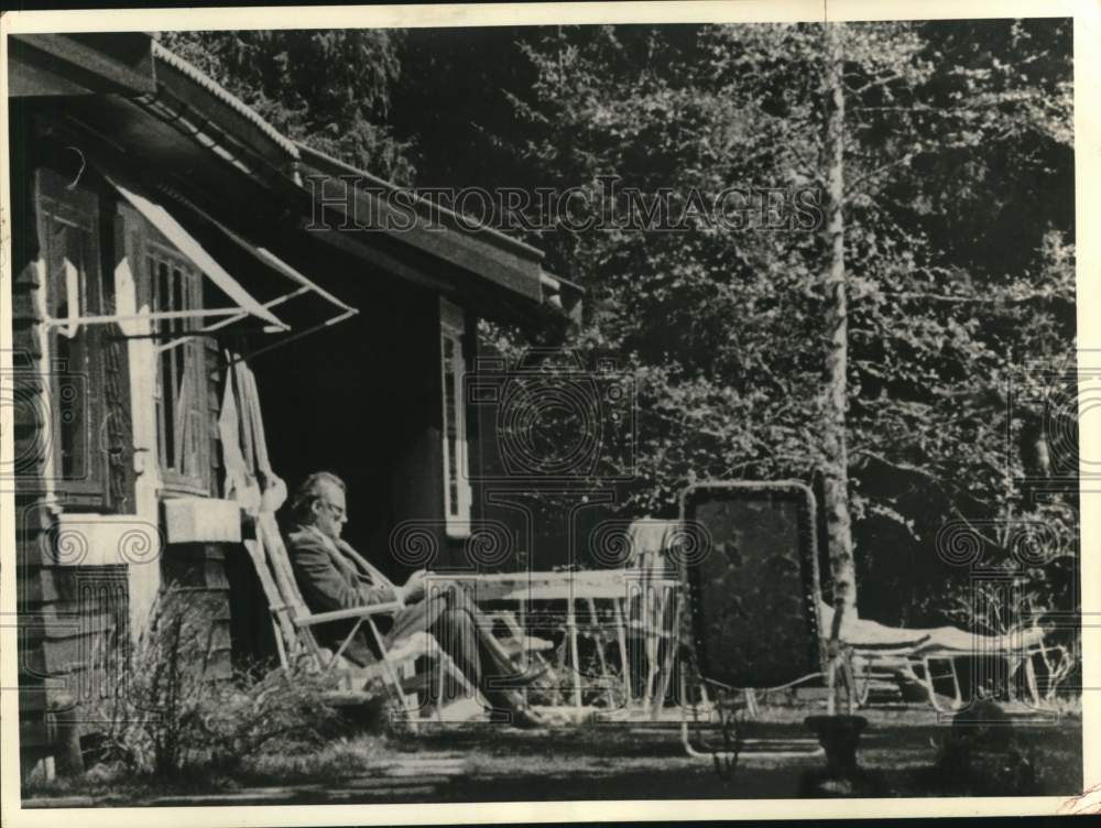 1974 Press Photo Former chancellor Willy Brandt relaxes on patio during vacation