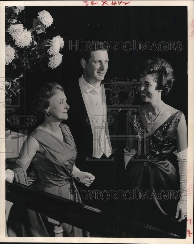 1962 Press Photo Mrs. Ben Calhoun and Mr. and Mrs. E.W. Kelley at debutante ball- Historic Images