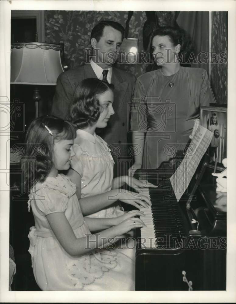 1952 Press Photo Karen & Sonja Carlsen perform a duet for Captain Carlsen