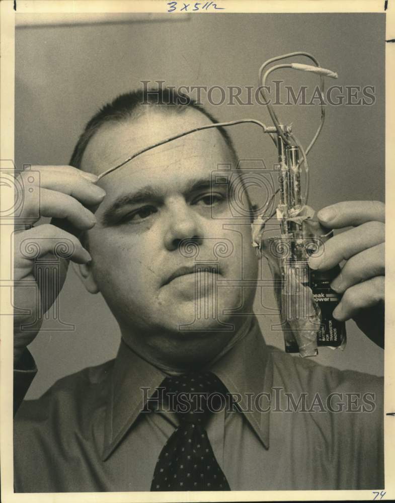 1974 Press Photo Bomb Squad Chief James C. Ashby displays bogus device