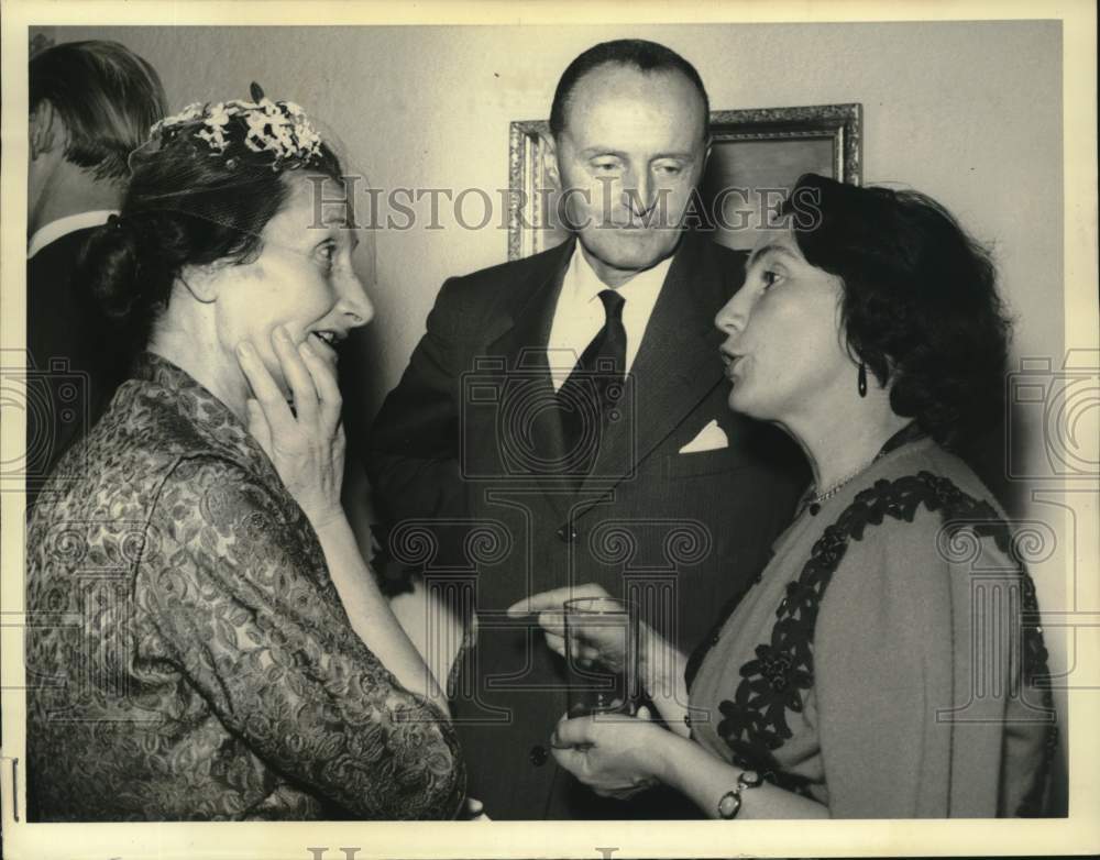 1959 Press Photo Two women talking, with a gentleman watching - hca78293