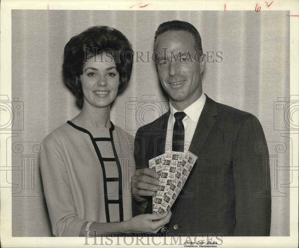 1962 Press Photo Astronaut Scott Carpenter with Marlene Walker, Christmas Seals