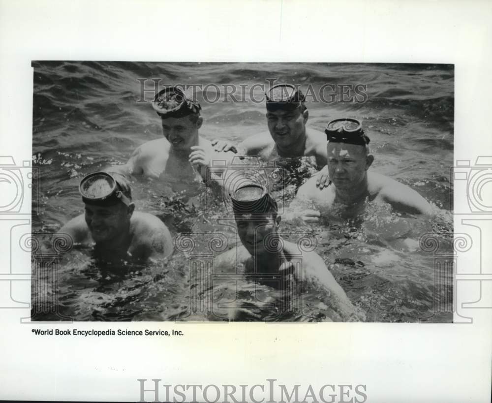 1967 Press Photo Astronaut M. Scott Carpenter swims with the Sealab Crew.