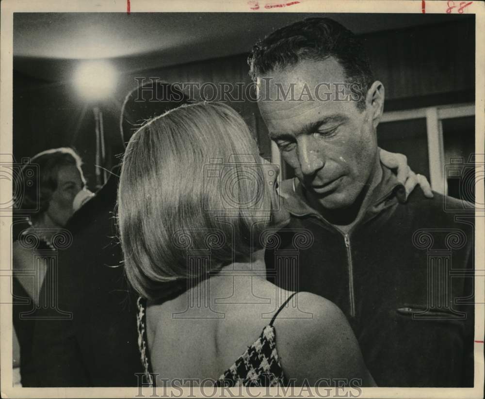 1964 Press Photo Astronaut & Mrs. Scott Carpenter enjoy a dance with each other.