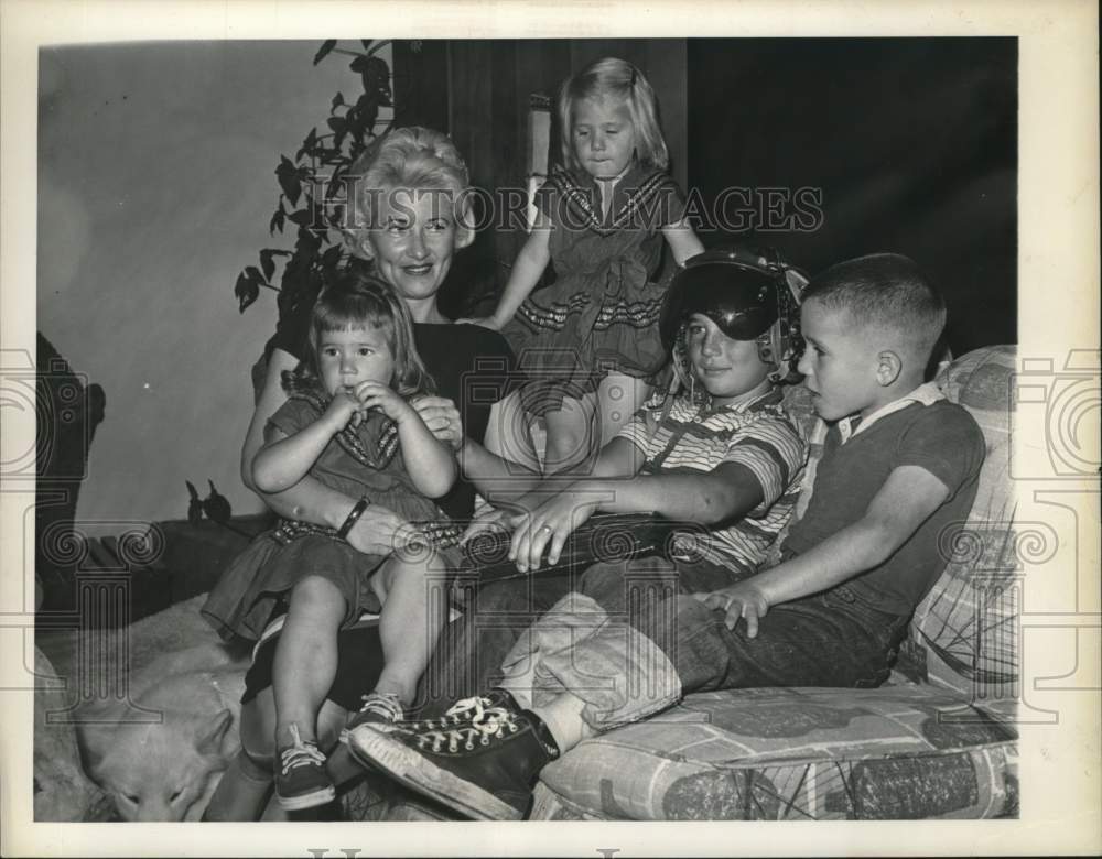 1959 Press Photo Astronaut's wife Mrs. Scott Carpenter and their children.