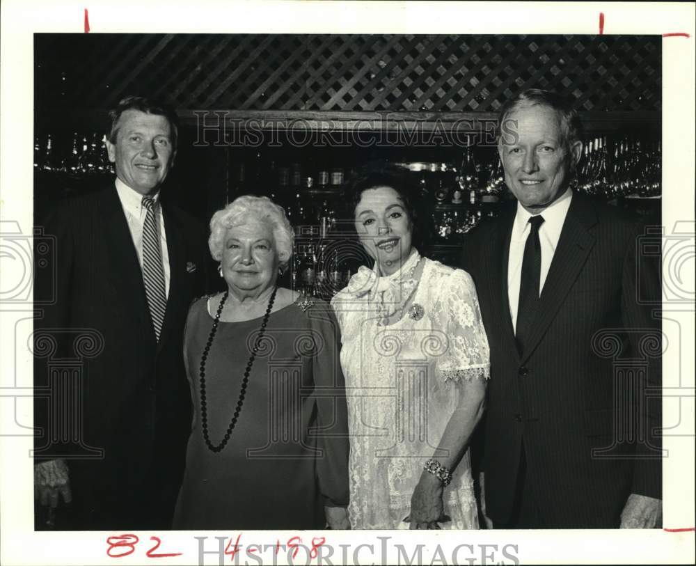 1987 Press Photo Ex-Press Secretary Liz Carpenter honored at party, with guests