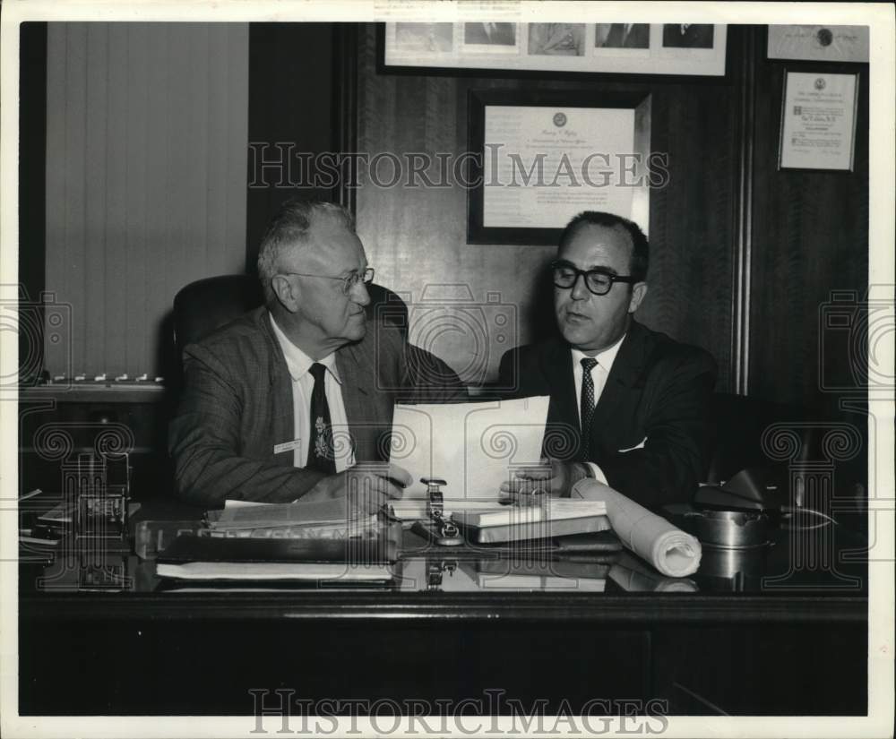 1960 Press Photo VA Hospital Manger Dr. Lee D. Cady & Manager Jack Powell