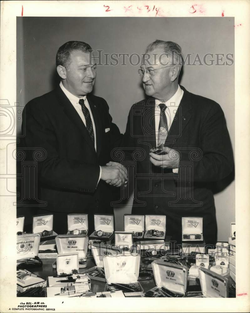 1960 Press Photo Dr Lee D Cady Accepts Gifts from Gordon's Jewelers for Veterans