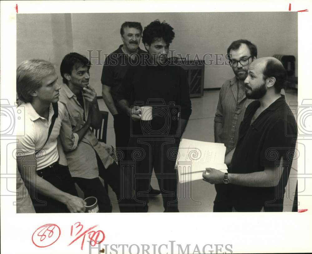 1987 Press Photo Playwright Joe Cacaci discusses &quot;Self Defense&quot; at Alley Theater- Historic Images