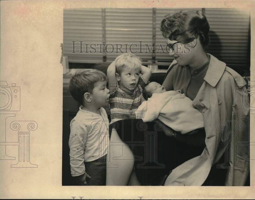 1961 Press Photo Lila Bolin, Houston patrolwoman holds her children at hospital