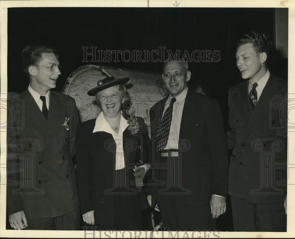 1942 Press Photo The Captain Boy family - hca78841