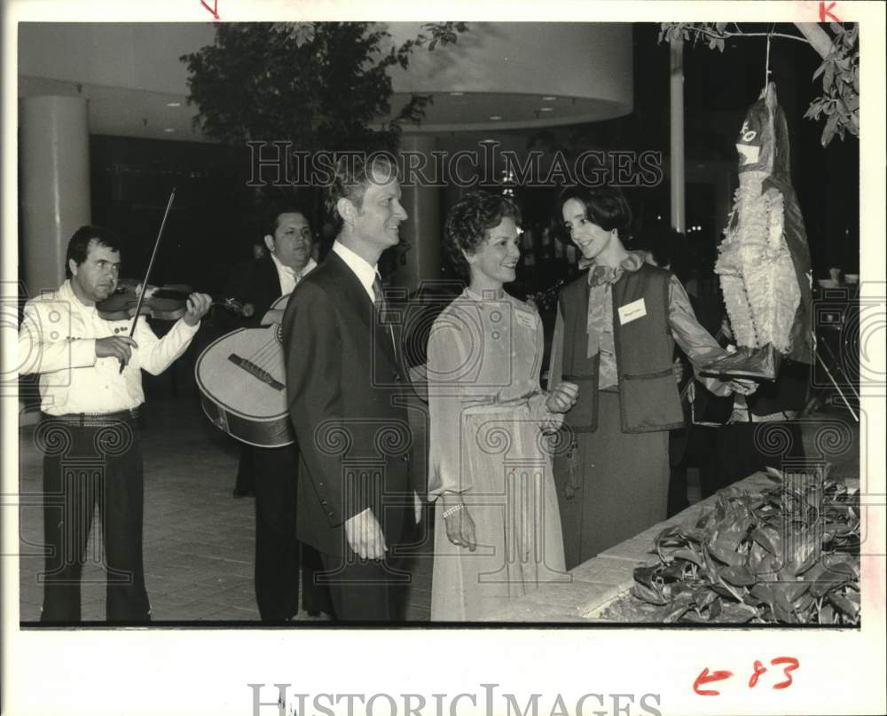 1979 Press Photo Mr &amp; Mrs John Cater welcome Betty Fuller to Houston Party- Historic Images