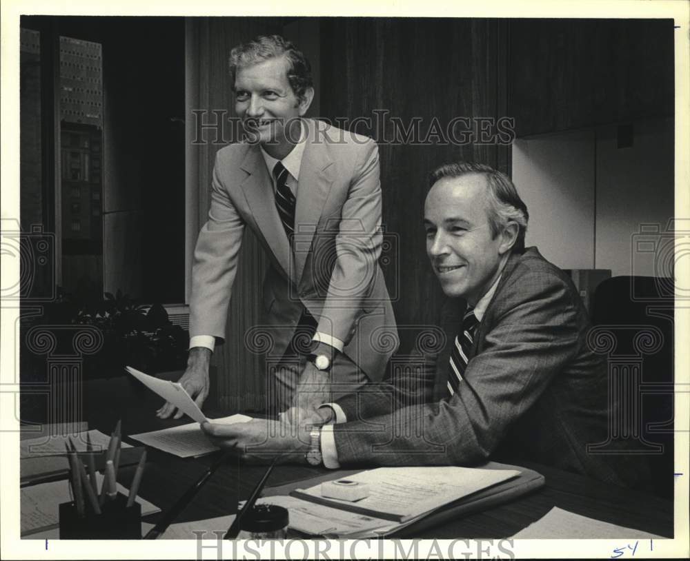 1981 Press Photo Houston Symphony President, John Cater with Richard Merrill.- Historic Images