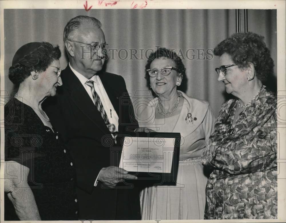 1961 Press Photo Dr. Lee Cady of Houston VA hospital honors volunteers