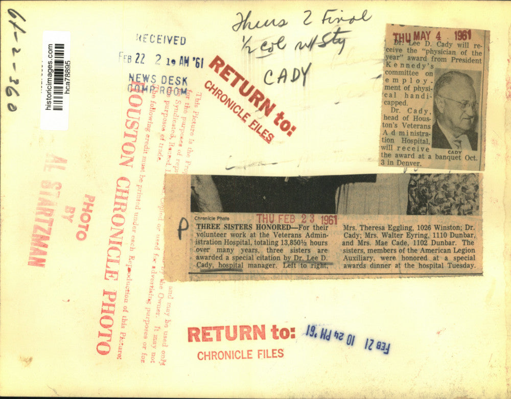 1961 Press Photo Dr. Lee Cady of Houston VA hospital honors volunteers