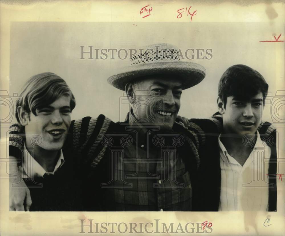 1969 Press Photo Pueblo Commander Lloyd Bucher With Sons Michael and Mark