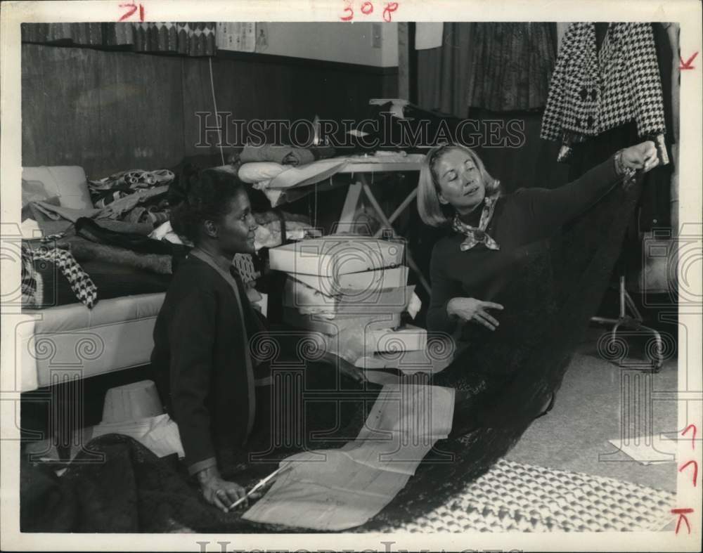 1965 Press Photo Dressmaker Aquila Burns & Mrs. Scott Carpenter discuss material