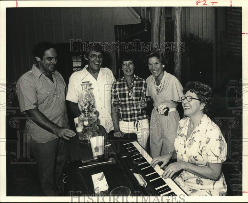 1977 Press Photo Betty Carroll plays at party for Barbara Woodworth, Houston