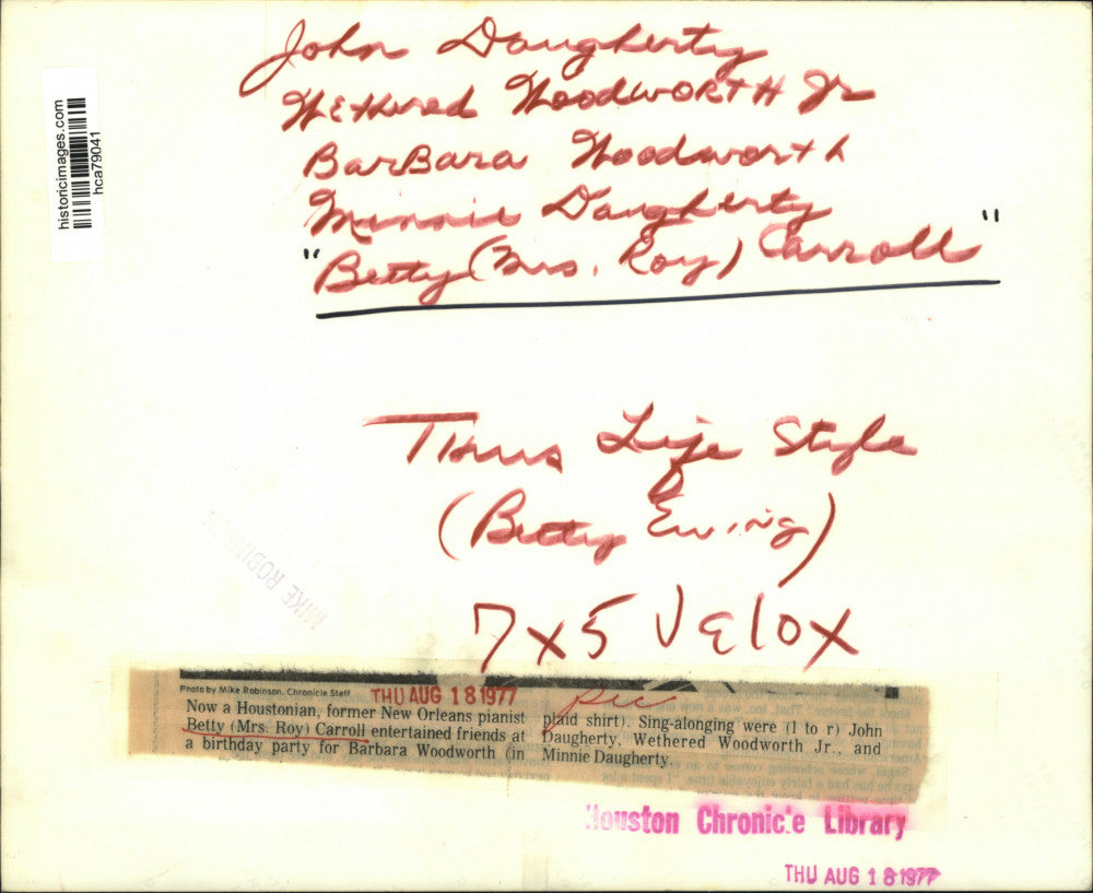 1977 Press Photo Betty Carroll plays at party for Barbara Woodworth, Houston