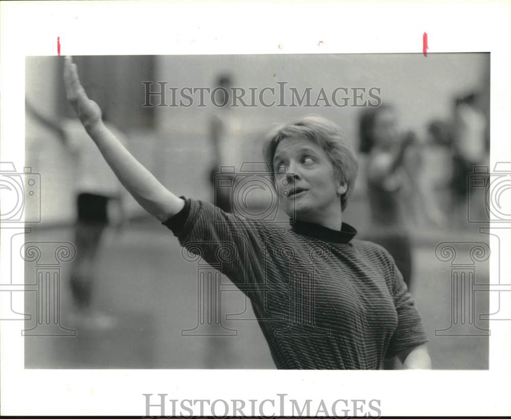 1993 Press Photo Choreographer Ann Carlson at &quot;White&quot; rehearsal - hca79115- Historic Images