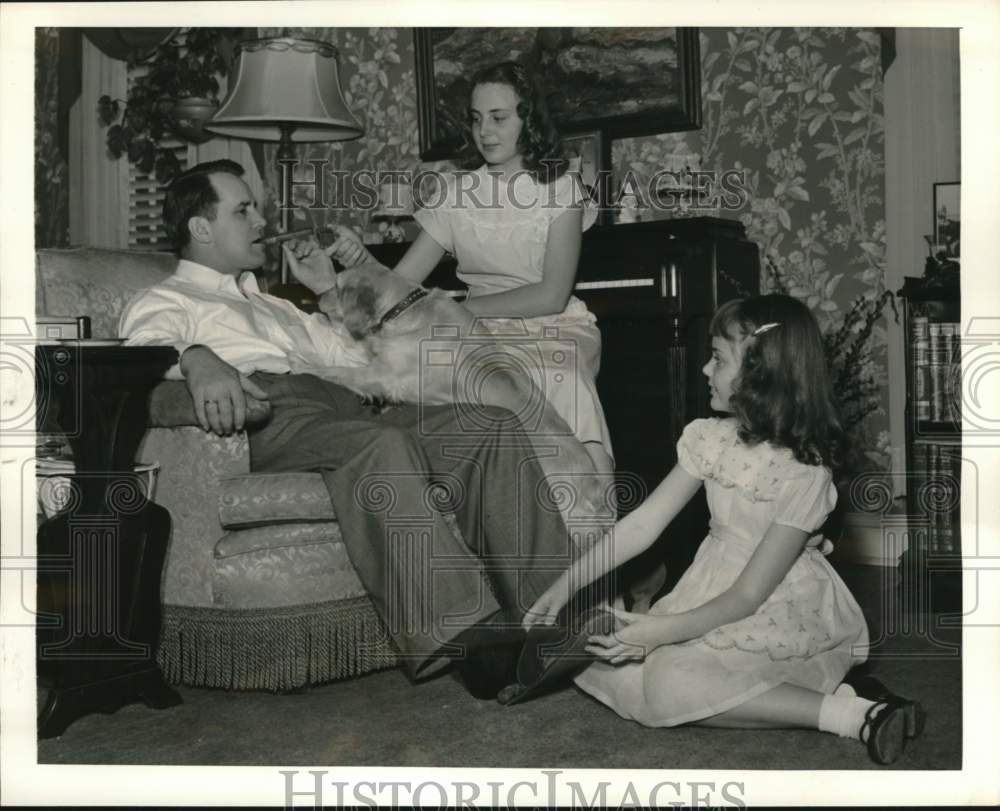 1952 Press Photo Hero, Carlsen at home with daughters Sonja and Karen