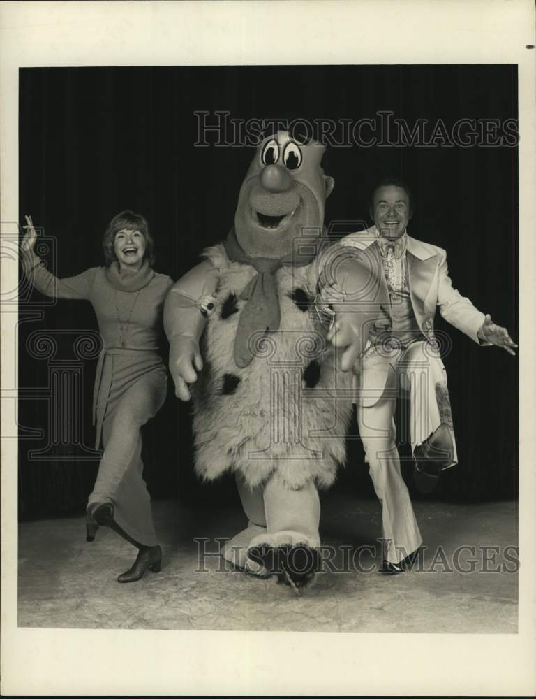 1978 Press Photo Bonnie Franklin &amp; Roy Clark, Ice Capades Show - hca79588- Historic Images