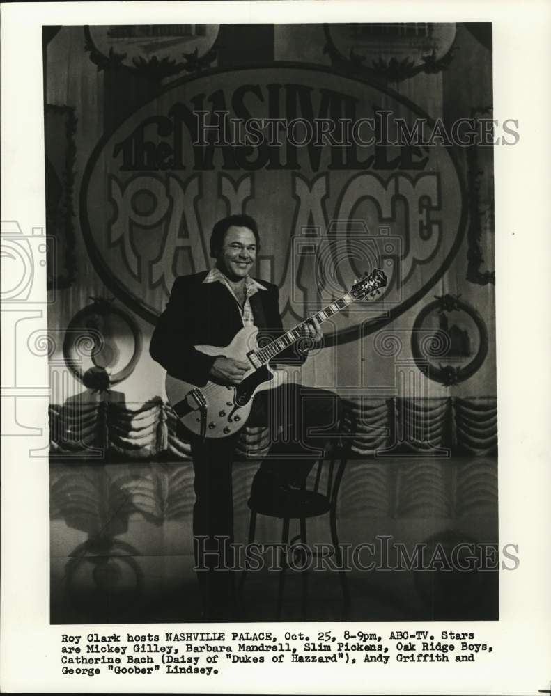 1980 Press Photo Roy Clark at The Nashville Palace on stage with his guitar.- Historic Images