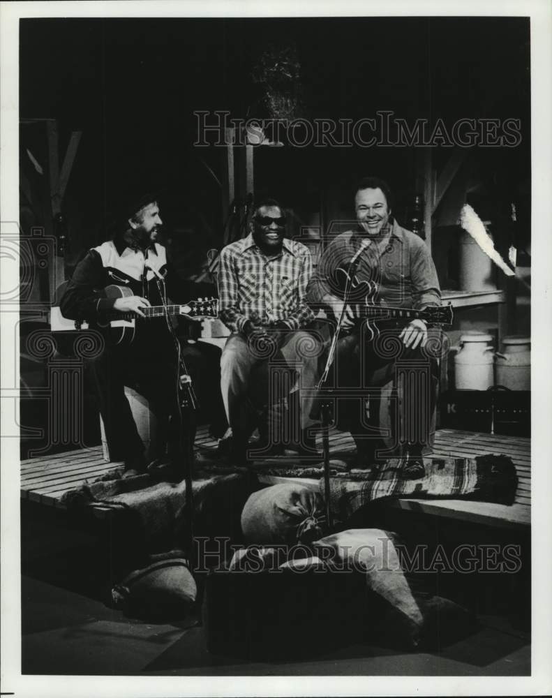 1981 Press Photo Roy Clark on stage with other country musicians. - hca79595- Historic Images