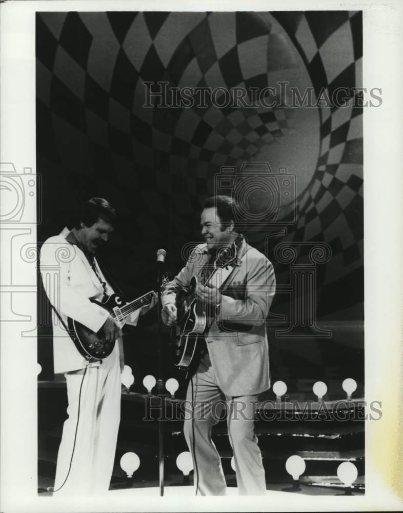 1982 Press Photo Roy Clark &amp; Glen Campbell, Country musicians - hca79598- Historic Images