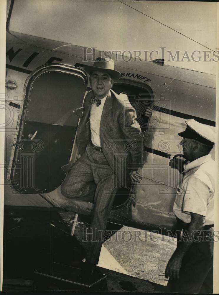 1945 Press Photo Tom Clark, United States Attorney General departs airplane